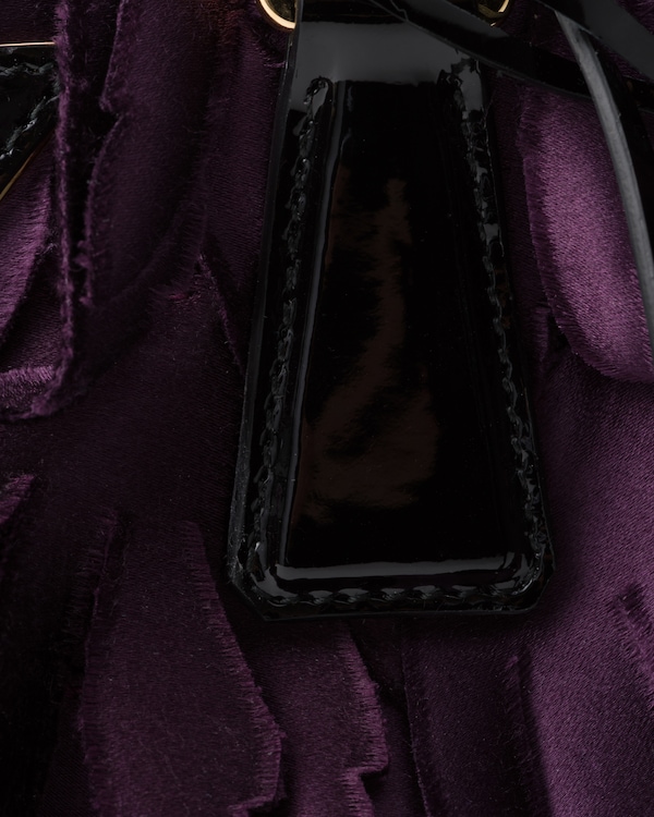 حقيبة Prada Galleria صغيرة من الجلد اللمّاع والساتان - برقوقي/أسود حقيبة Prada Galleria صغيرة من الجلد اللمّاع والساتان - برقوقي/أسود