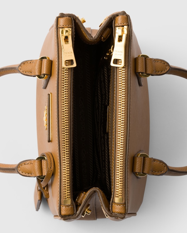 حقيبة Prada Galleria صغيرة من جلد سافيانو حقيبة Prada Galleria صغيرة من جلد سافيانو