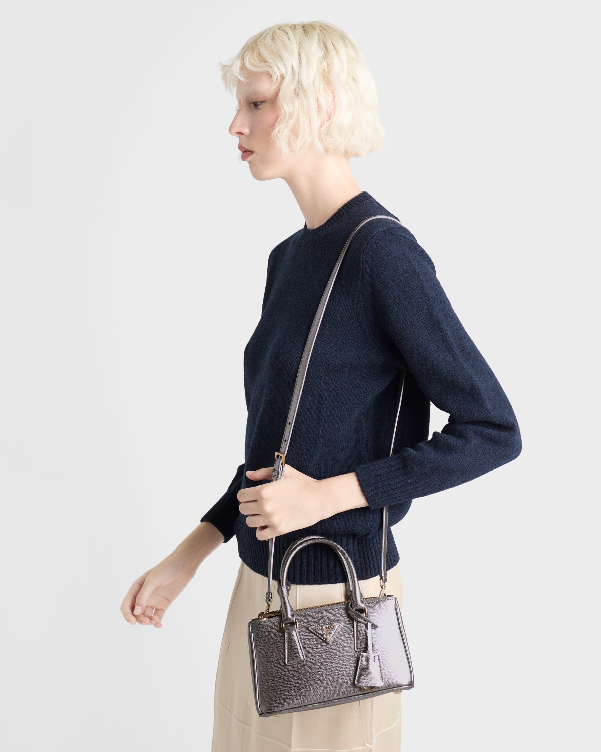 シルバー（銀色）ショルダーバッグ人気ブランドおすすめ｜GPRADA（プラダ）
