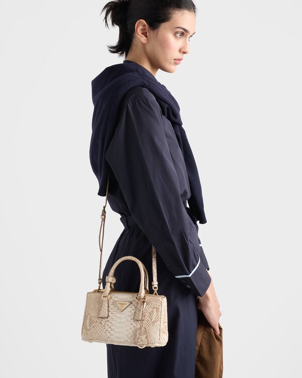 حقيبة Prada Galleria صغيرة من جلد البايثون النوبوك - بيج الرمال حقيبة Prada Galleria صغيرة من جلد البايثون النوبوك - بيج الرمال