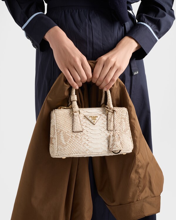 حقيبة Prada Galleria صغيرة من جلد البايثون النوبوك - بيج الرمال حقيبة Prada Galleria صغيرة من جلد البايثون النوبوك - بيج الرمال