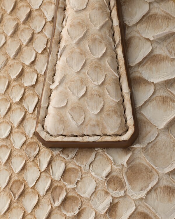 حقيبة Prada Galleria صغيرة من جلد البايثون النوبوك - بيج الرمال حقيبة Prada Galleria صغيرة من جلد البايثون النوبوك - بيج الرمال