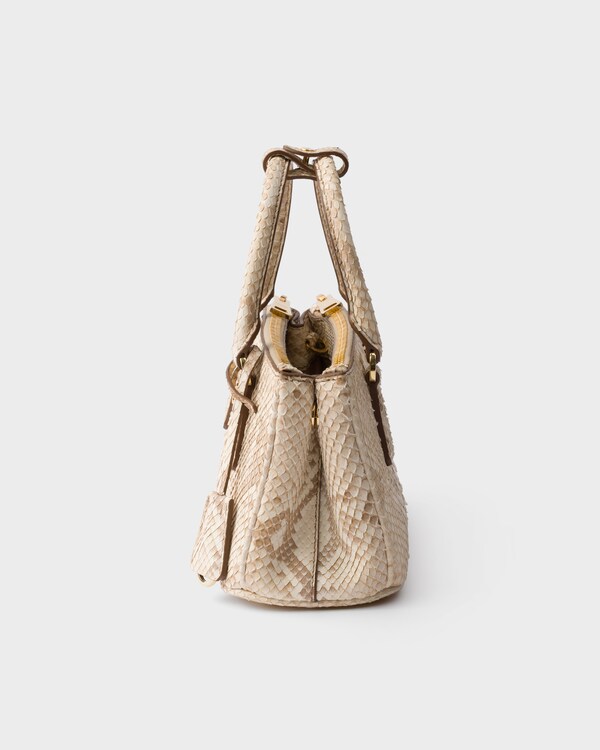 حقيبة Prada Galleria صغيرة من جلد البايثون النوبوك - بيج الرمال حقيبة Prada Galleria صغيرة من جلد البايثون النوبوك - بيج الرمال