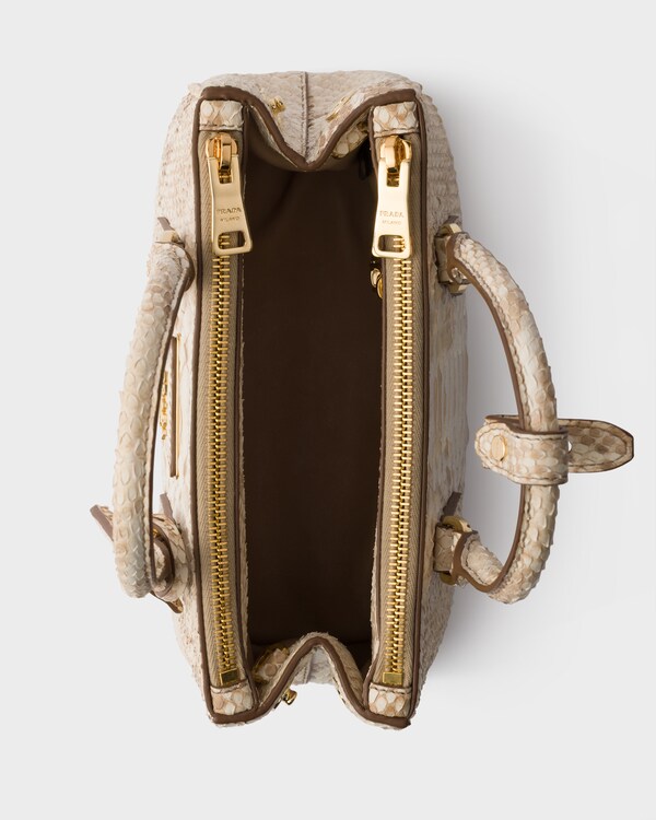 حقيبة Prada Galleria صغيرة من جلد البايثون النوبوك - بيج الرمال حقيبة Prada Galleria صغيرة من جلد البايثون النوبوك - بيج الرمال