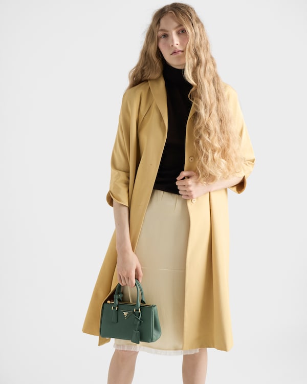 حقيبة Prada Galleria صغيرة من جلد سافيانو - أخضر القصعين حقيبة Prada Galleria صغيرة من جلد سافيانو - أخضر القصعين