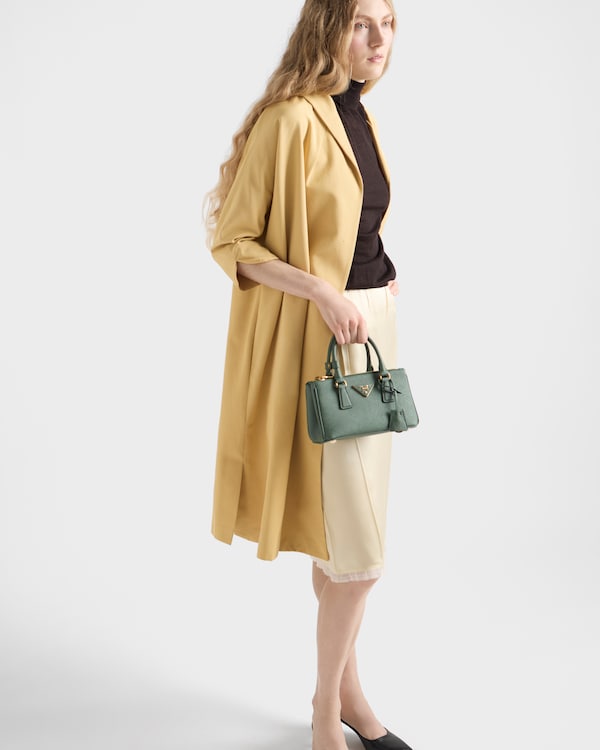 حقيبة Prada Galleria صغيرة من جلد سافيانو - أخضر القصعين حقيبة Prada Galleria صغيرة من جلد سافيانو - أخضر القصعين