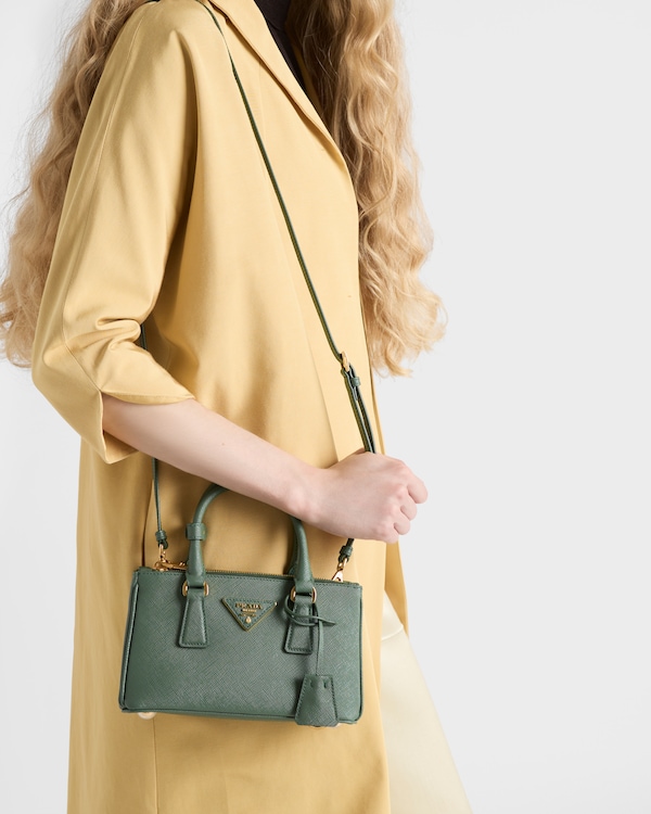 حقيبة Prada Galleria صغيرة من جلد سافيانو - أخضر القصعين حقيبة Prada Galleria صغيرة من جلد سافيانو - أخضر القصعين