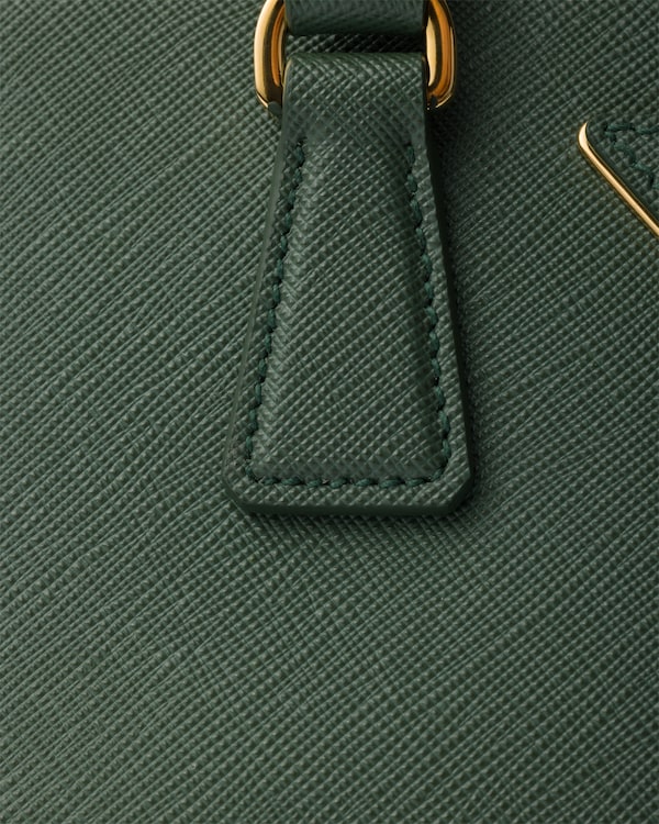 حقيبة Prada Galleria صغيرة من جلد سافيانو - أخضر القصعين حقيبة Prada Galleria صغيرة من جلد سافيانو - أخضر القصعين