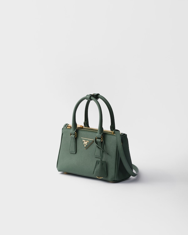 حقيبة Prada Galleria صغيرة من جلد سافيانو - أخضر القصعين حقيبة Prada Galleria صغيرة من جلد سافيانو - أخضر القصعين