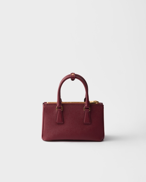 حقيبة Prada Galleria صغيرة من جلد سافيانو - قِرْمِزِي حقيبة Prada Galleria صغيرة من جلد سافيانو - قِرْمِزِي