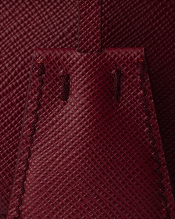 حقيبة Prada Galleria صغيرة من جلد سافيانو - قِرْمِزِي حقيبة Prada Galleria صغيرة من جلد سافيانو - قِرْمِزِي