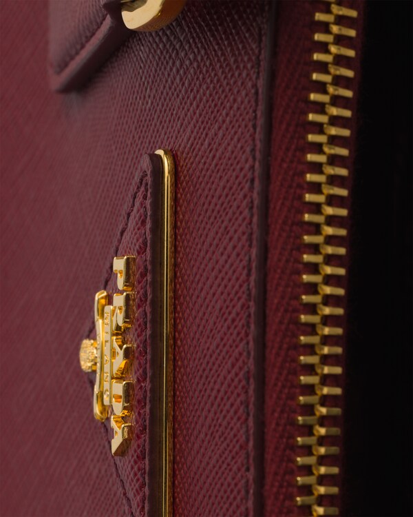 حقيبة Prada Galleria صغيرة من جلد سافيانو - قِرْمِزِي حقيبة Prada Galleria صغيرة من جلد سافيانو - قِرْمِزِي