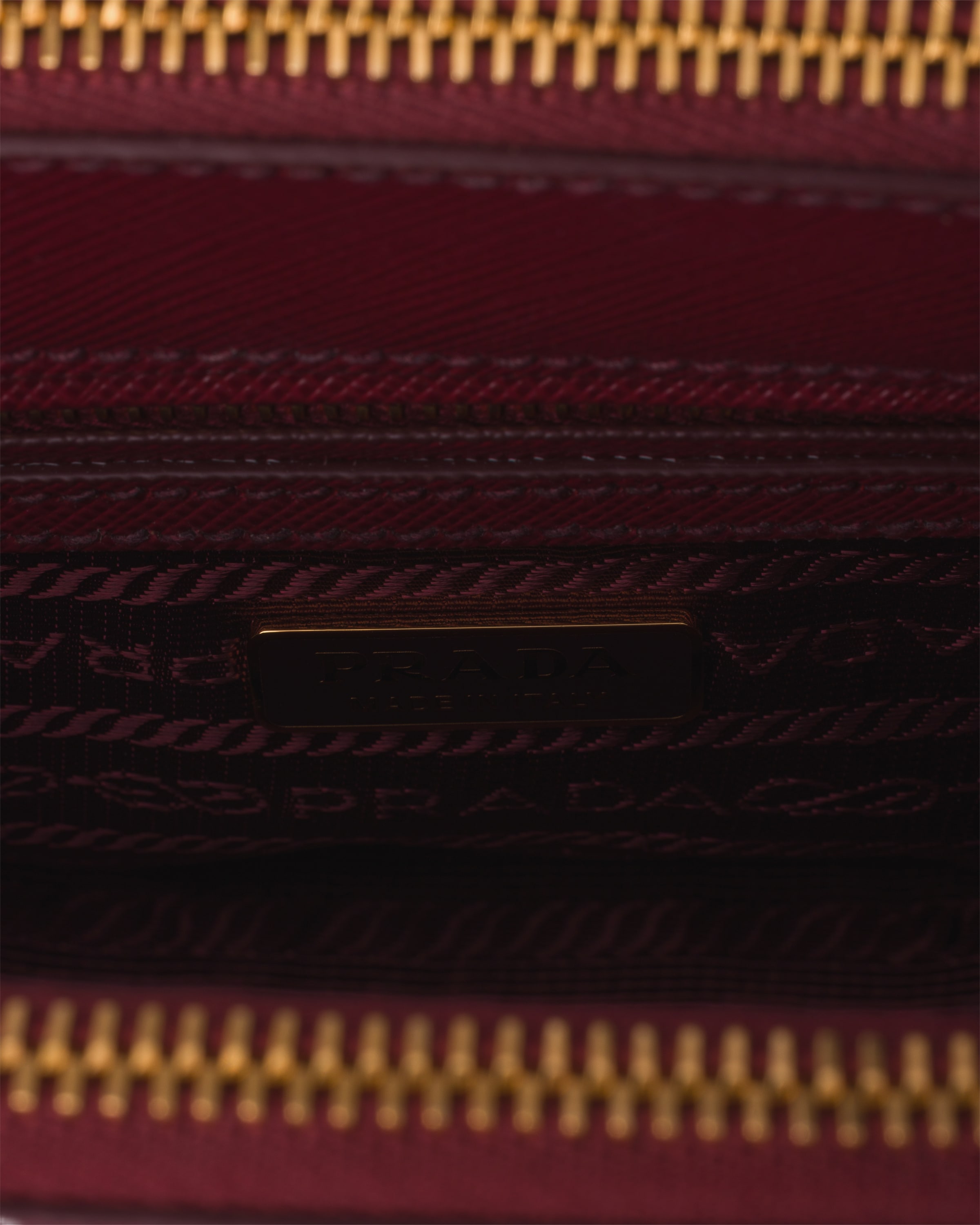 حقيبة Prada Galleria صغيرة من جلد سافيانو