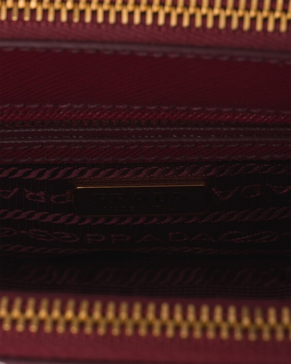 حقيبة Prada Galleria صغيرة من جلد سافيانو - قِرْمِزِي حقيبة Prada Galleria صغيرة من جلد سافيانو - قِرْمِزِي