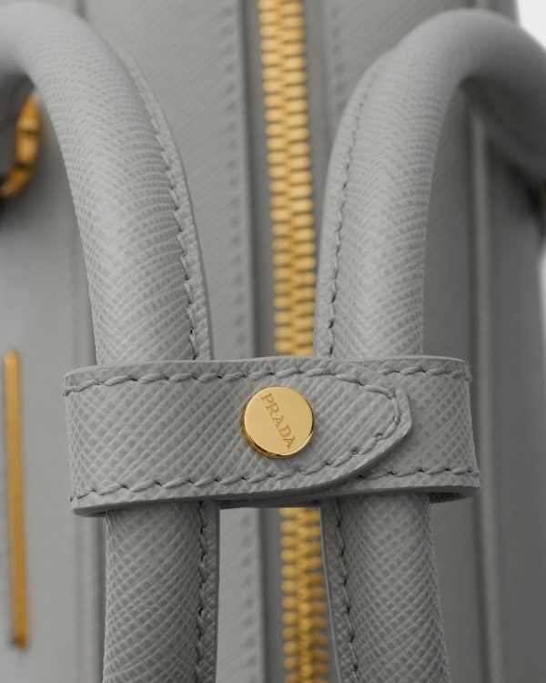 Petit sac à main à poignée supérieure en cuir Saffiano - Gris Nuage Petit sac à main à poignée supérieure en cuir Saffiano - Gris Nuage