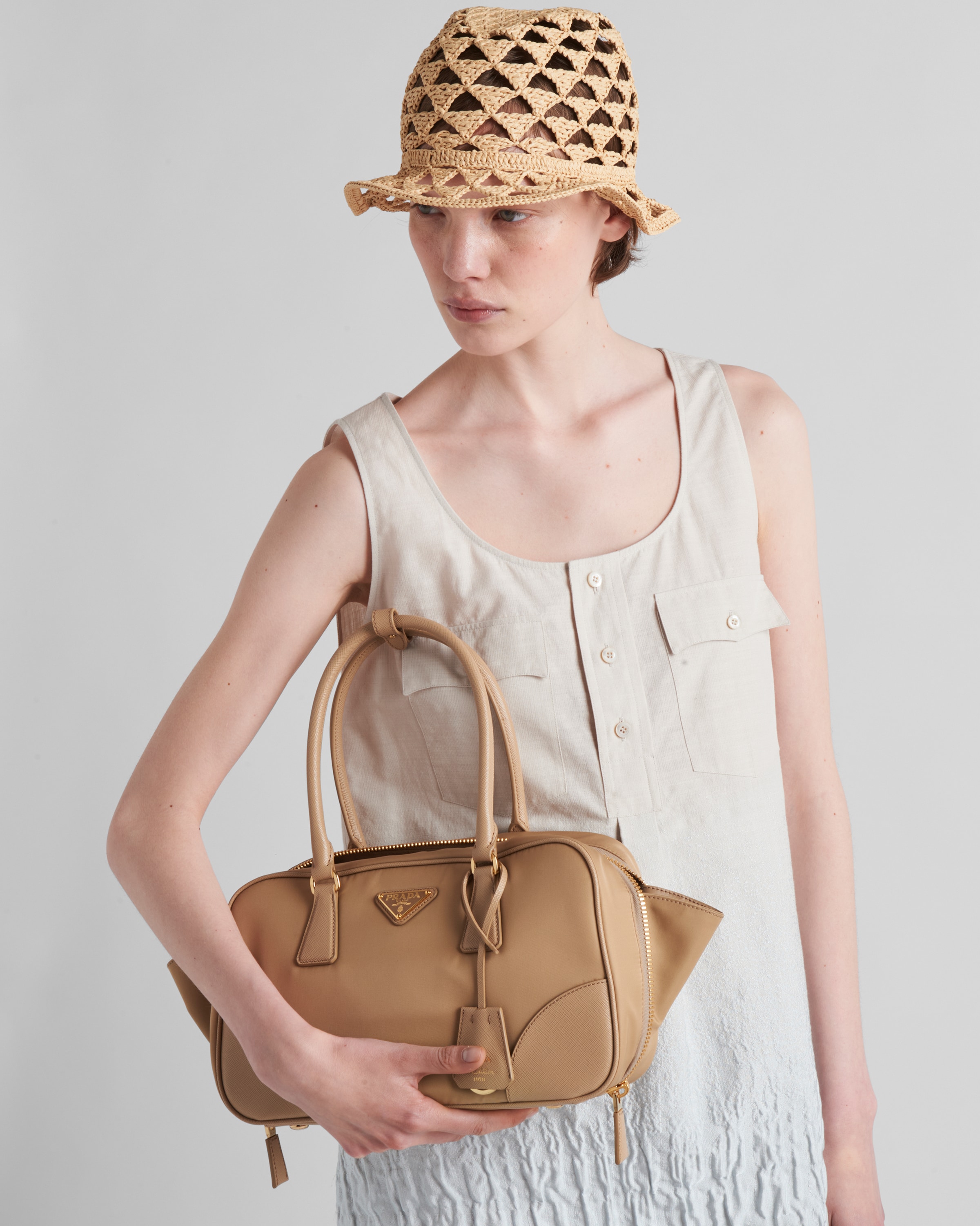 Prada Re-edition 1978 Medium Tasche Mit Zwei Griffen Aus Re-nylon Und Saffiano-leder In Camel Brown