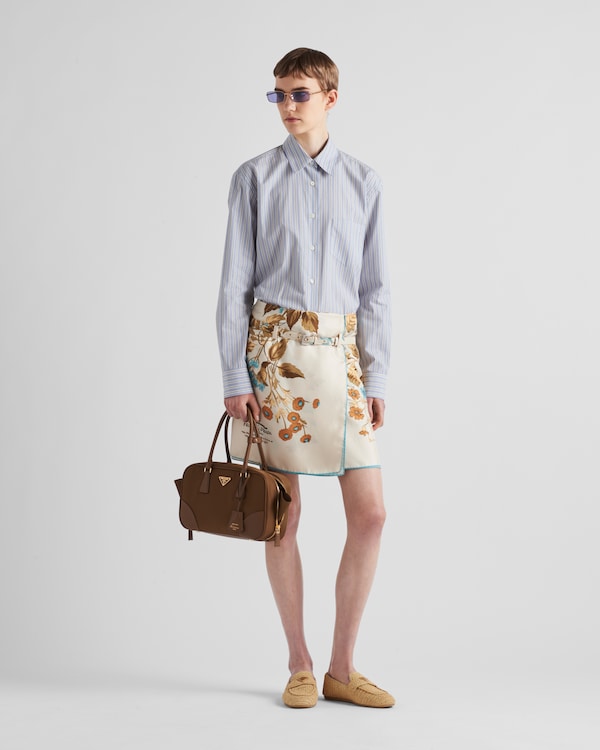 Prada Re-Edition 1978中号再生尼龙与Saffiano皮革双提手手袋 Prada Re-Edition 1978中号再生尼龙与Saffiano皮革双提手手袋