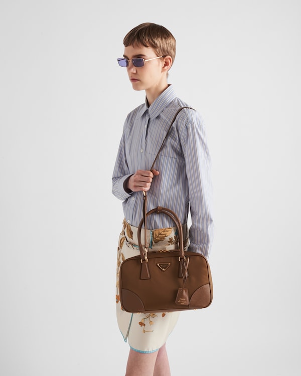 Prada Re-Edition 1978中号再生尼龙与Saffiano皮革双提手手袋 Prada Re-Edition 1978中号再生尼龙与Saffiano皮革双提手手袋