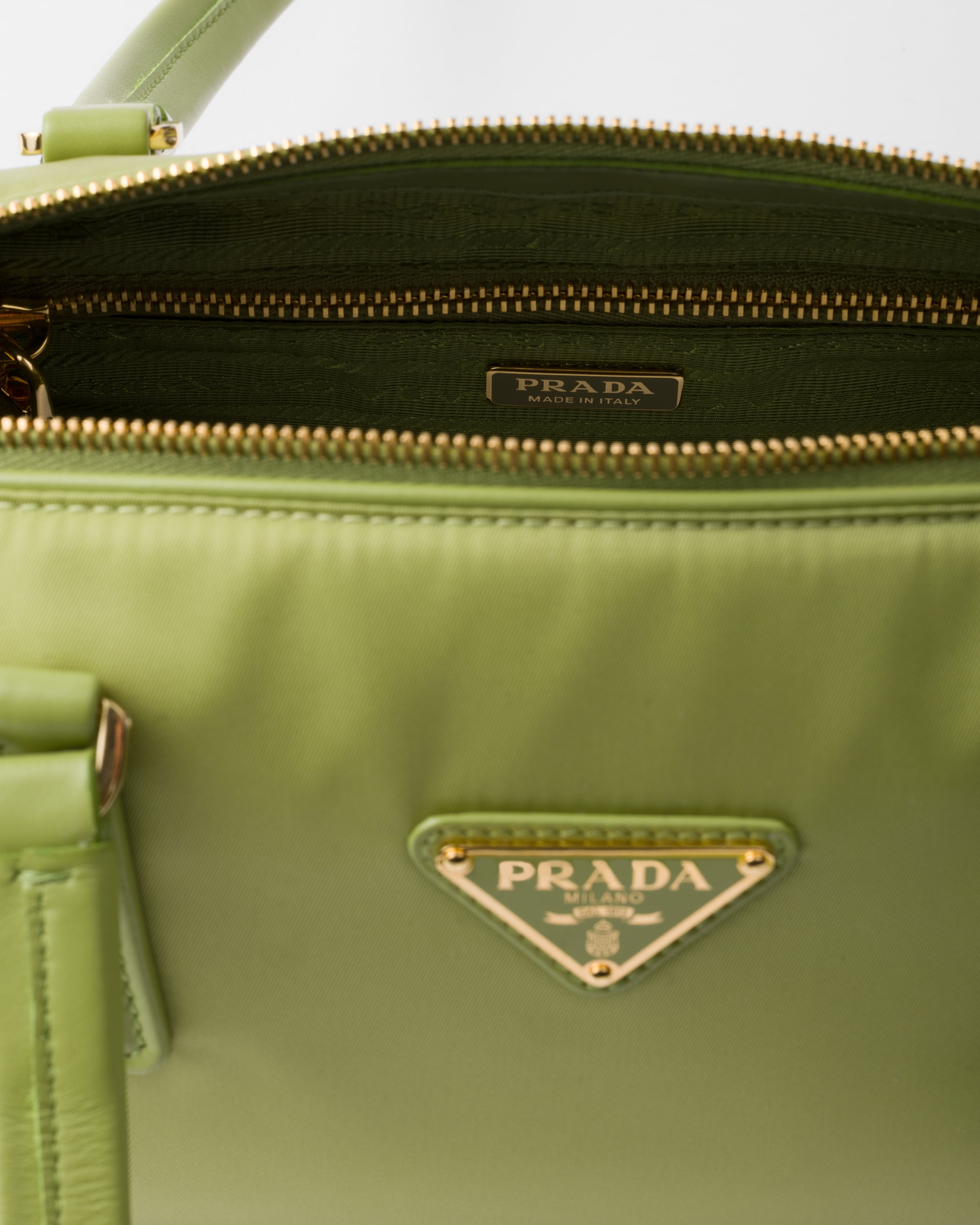 【PRADA】PADLOCK付Re-Nylonレザートップハンドルバッグ関税込み ブラック ベルト付 プラダ バックル ラージ レザー ハンドバッグ