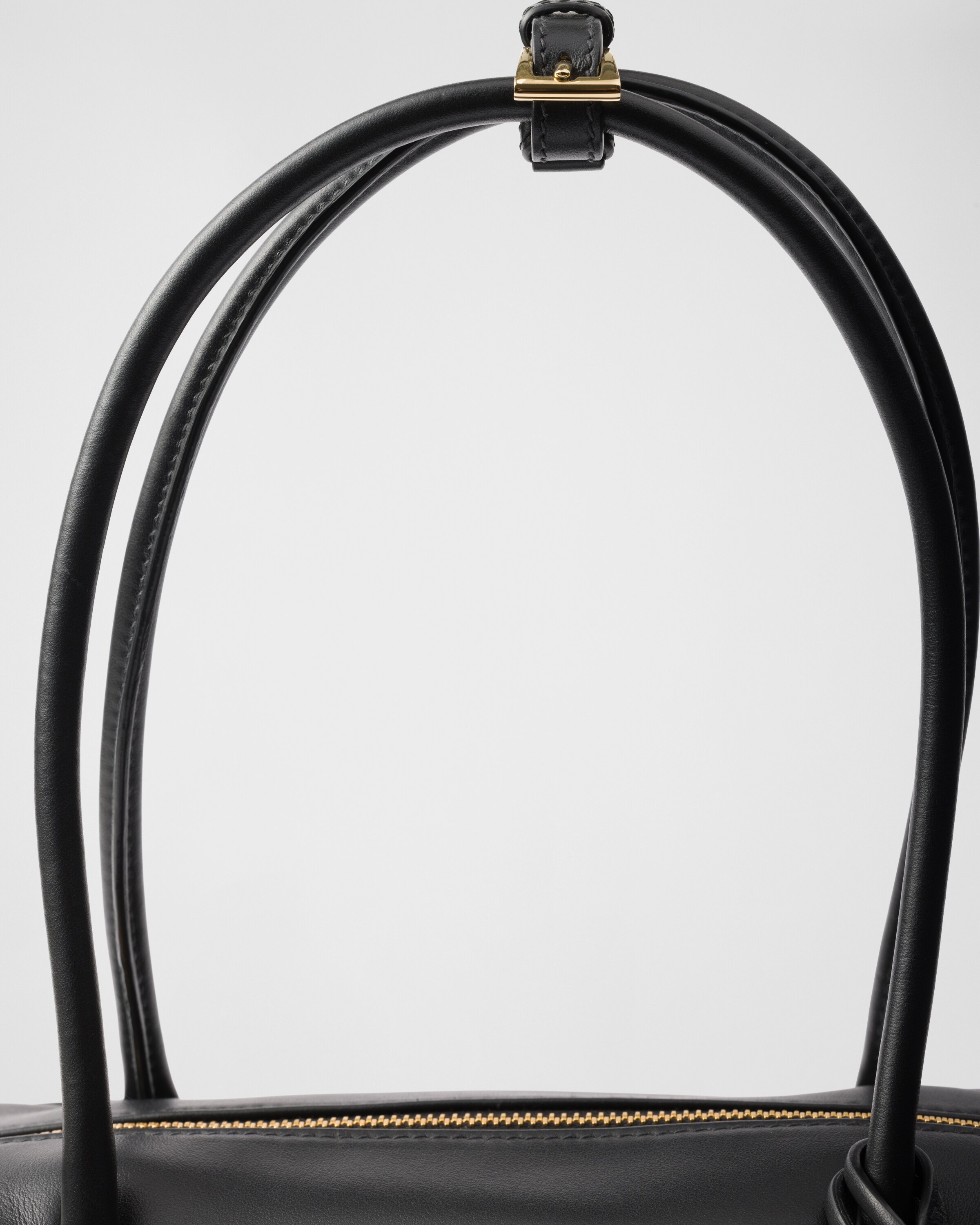 PRADA｜ (1BB132 V ODO 2C8Q F0002) 中號Re-Nylon 及皮革手挽袋配掛鎖黑色| PRADA