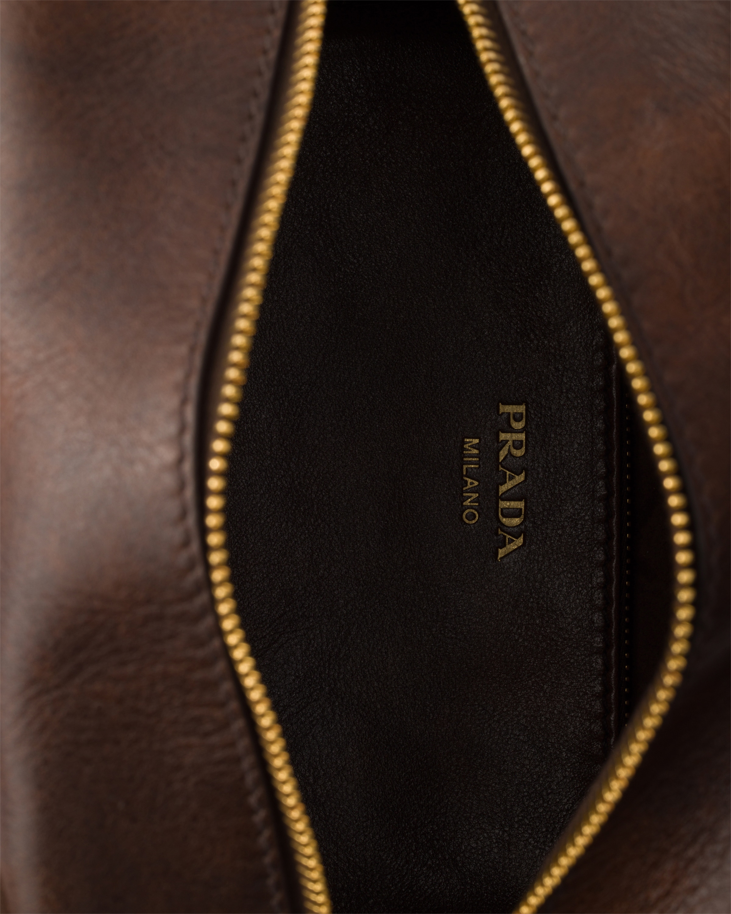 حقيبة توب هاندل Prada Carry صغيرة من الجلد المعتّق بحجم صغير