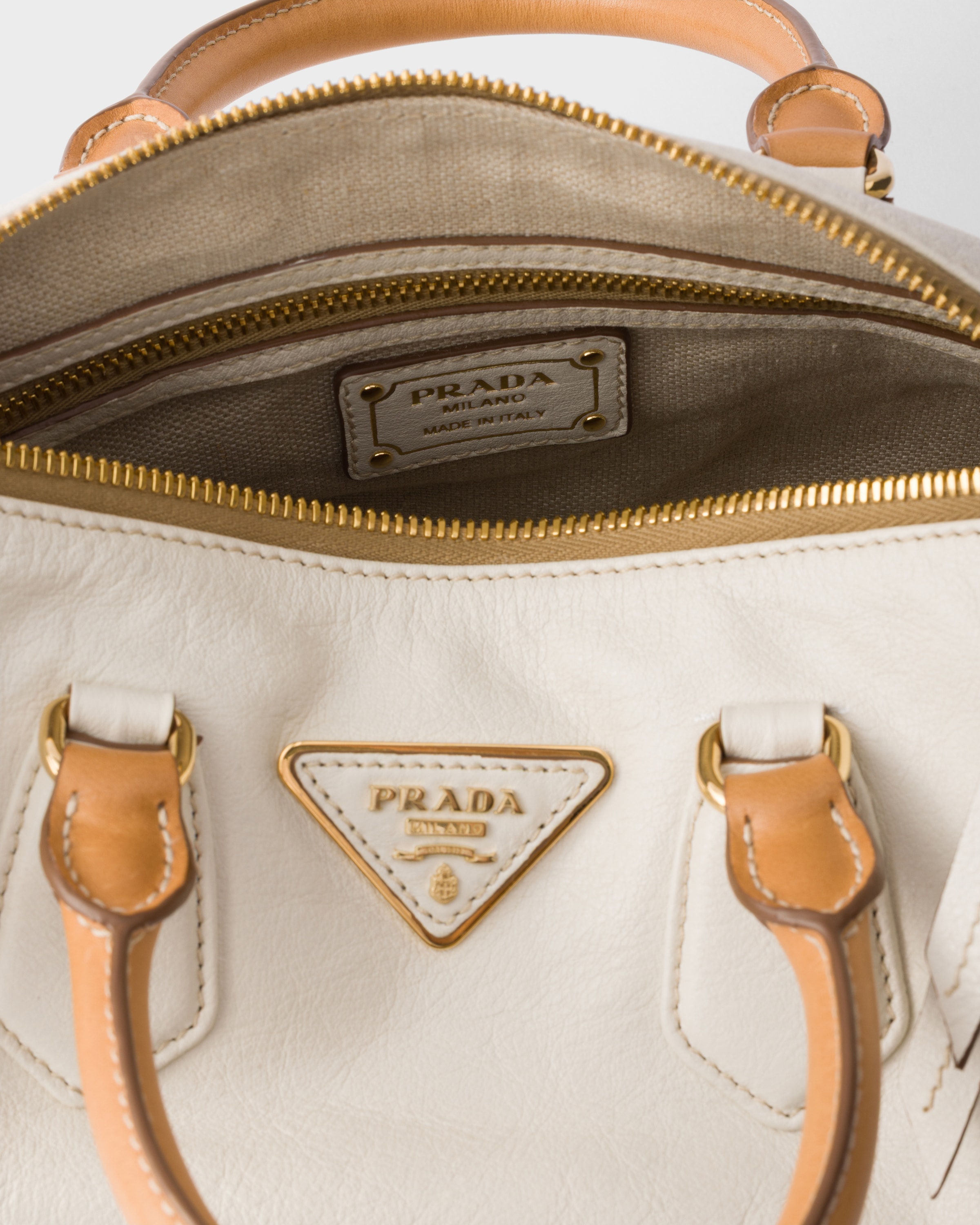 ホワイト レザー トップハンドルバッグ | PRADA - 日本