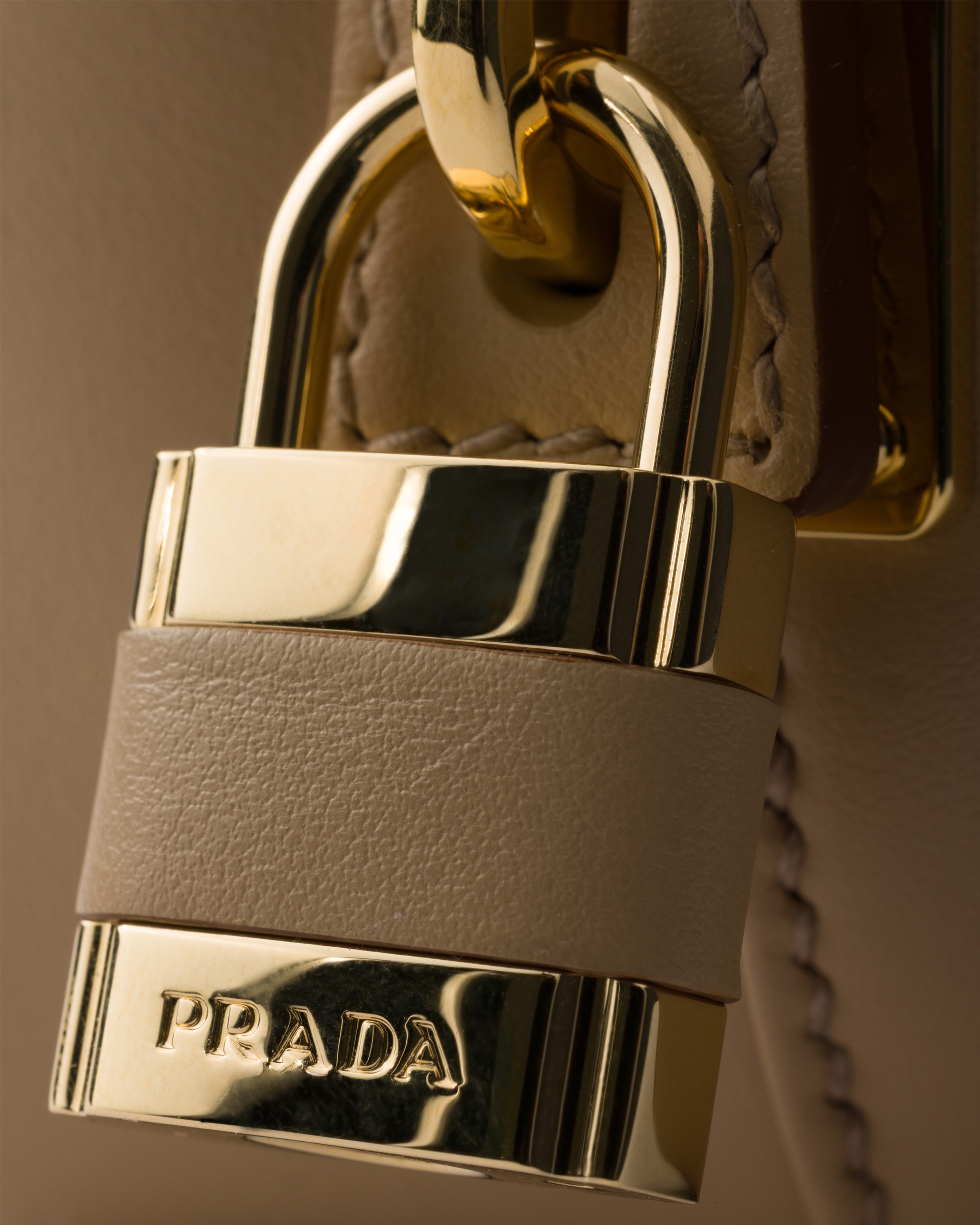 サンドベージュ ミディアム レザー トップハンドルバッグ | PRADA - 日本