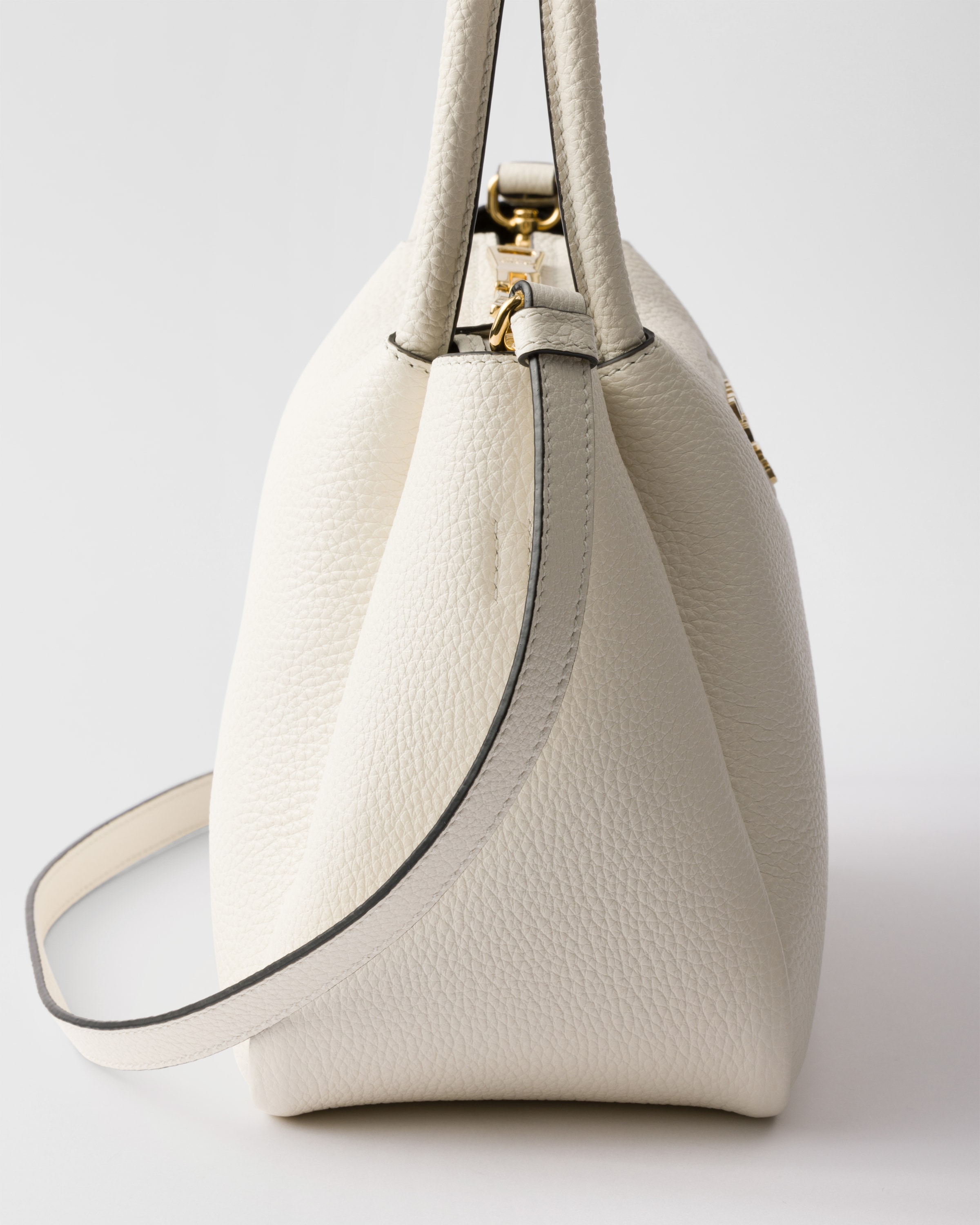 大人気★ PRADA スモールレザーバッグ 1BC145 1BC145 - 海外通販のBUYMA