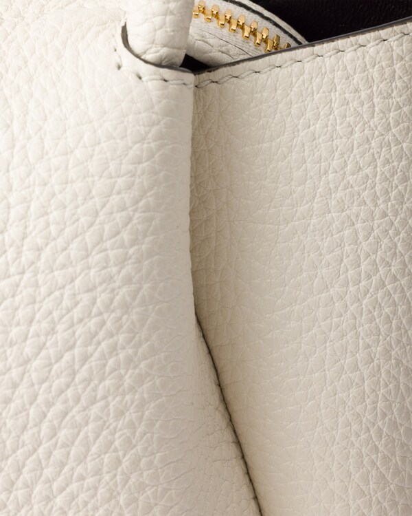 حقيبة من الجلد بتصميم صغير حقيبة من الجلد بتصميم صغير