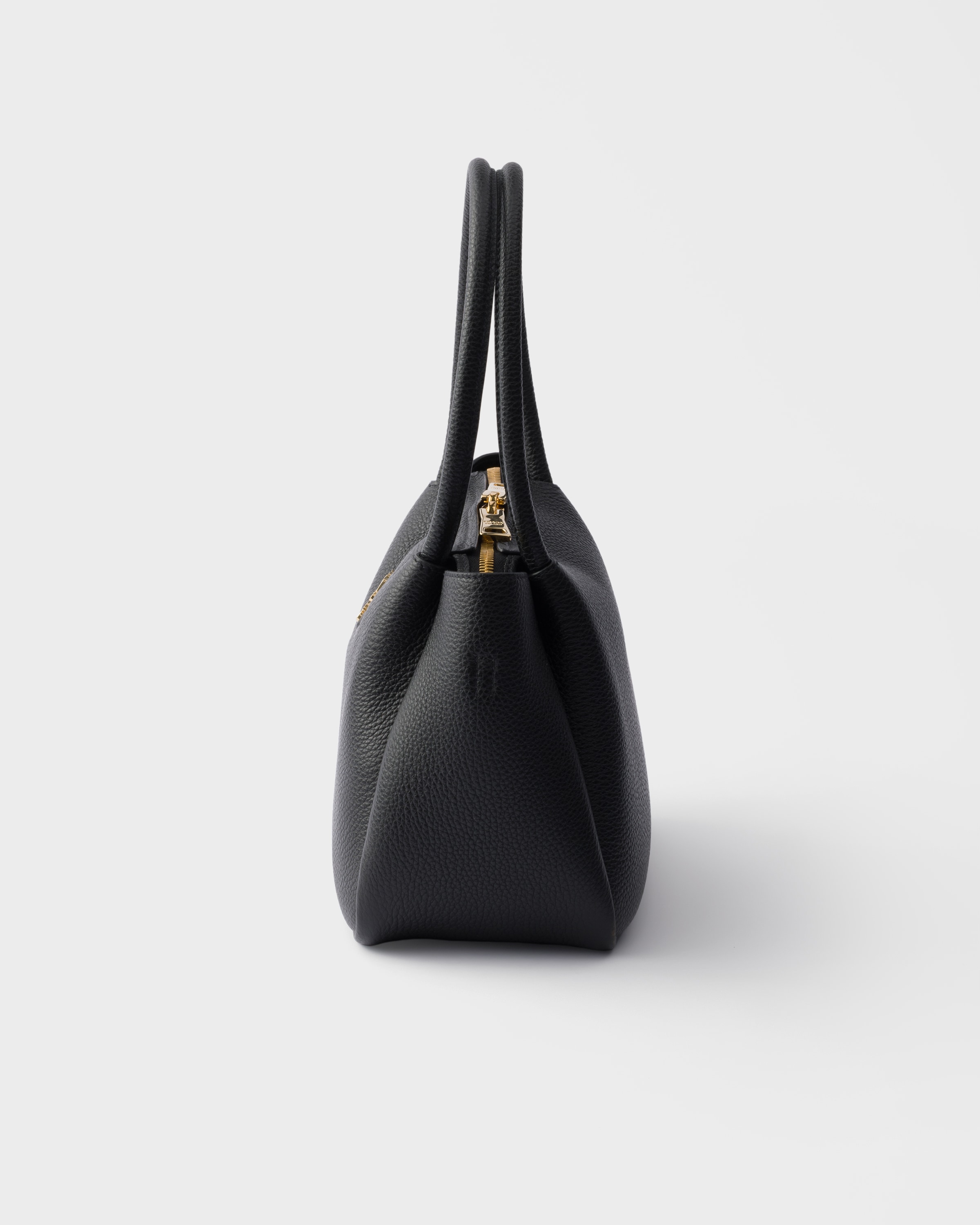 ブラック プラダ リエゾン スモール レザー ハンドバッグ | PRADA - 日本