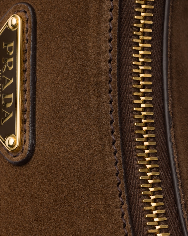 Mini-Schultertasche aus Arqué-Wildleder von Prada - Kakaobraun Mini-Schultertasche aus Arqué-Wildleder von Prada - Kakaobraun