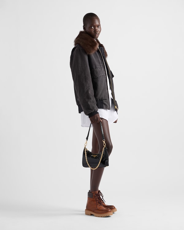 Mini bolsa Prada Re-Edition em couro naplak envernizado Mini bolsa Prada Re-Edition em couro naplak envernizado