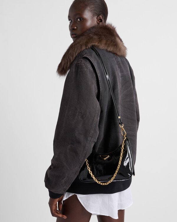 Mini bolsa Prada Re-Edition em couro naplak envernizado Mini bolsa Prada Re-Edition em couro naplak envernizado