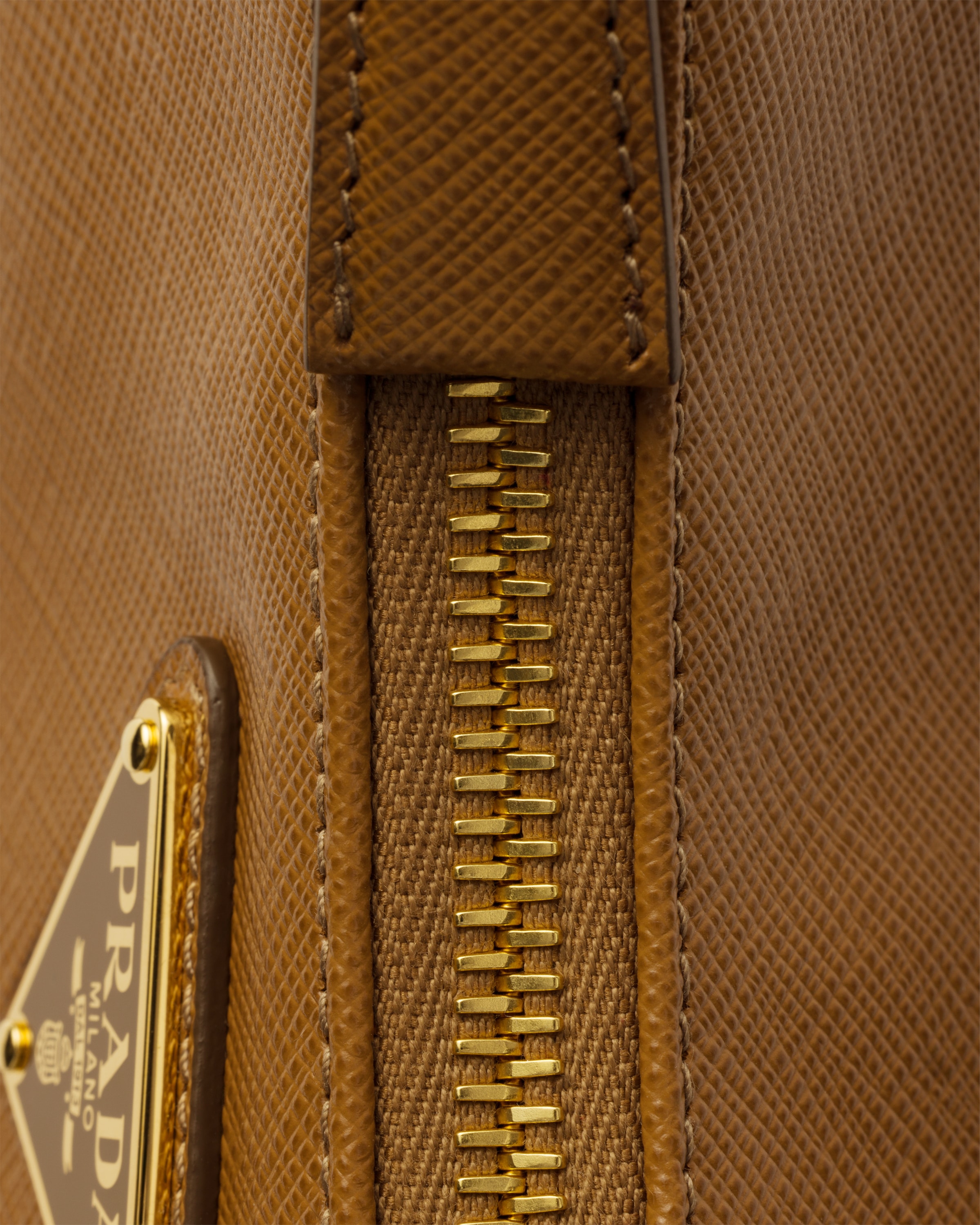 キャメル プラダ Re-Edition サフィアーノレザー ミニバッグ | PRADA