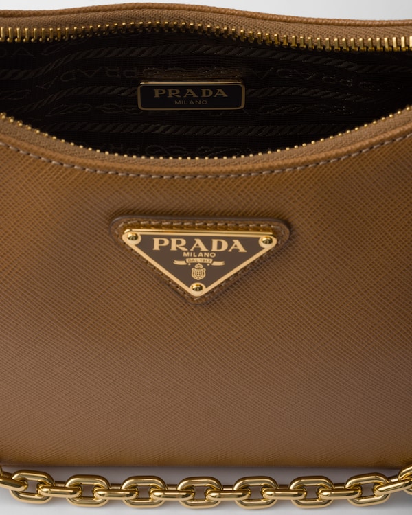 حقيبة Prada Re-Edition صغيرة من جلد "سافيانو" حقيبة Prada Re-Edition صغيرة من جلد "سافيانو"