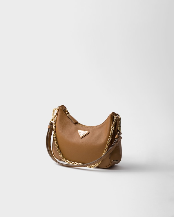 حقيبة Prada Re-Edition صغيرة من جلد "سافيانو" حقيبة Prada Re-Edition صغيرة من جلد "سافيانو"