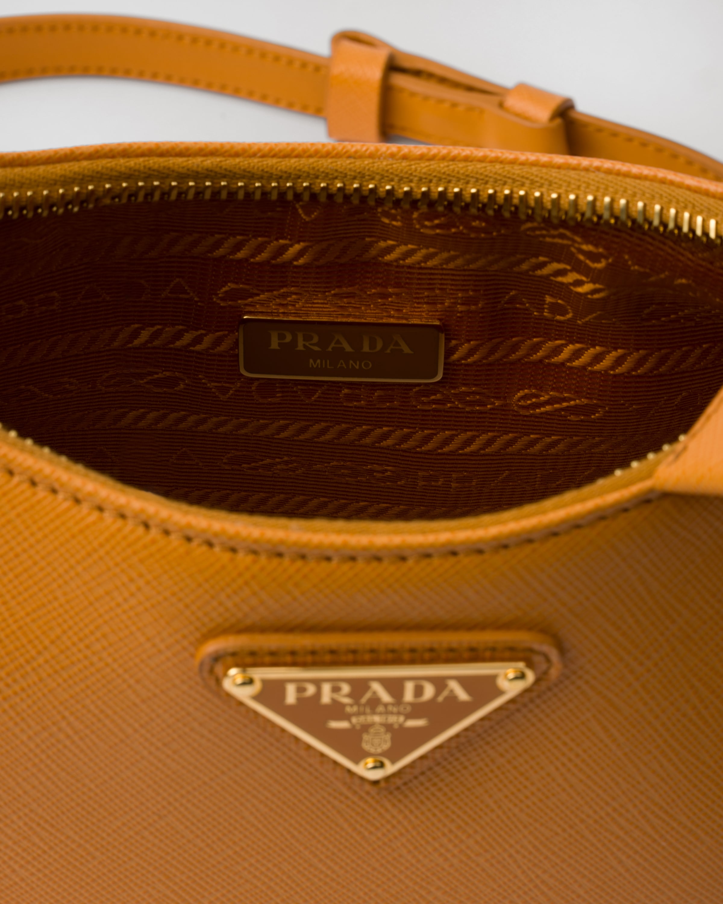 Prada Re-Edition Saffiano 皮革迷你袋