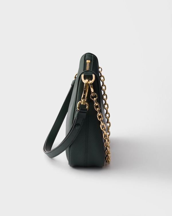 حقيبة Prada Re-Edition صغيرة من جلد "سافيانو" - أخضر زمردي حقيبة Prada Re-Edition صغيرة من جلد "سافيانو" - أخضر زمردي