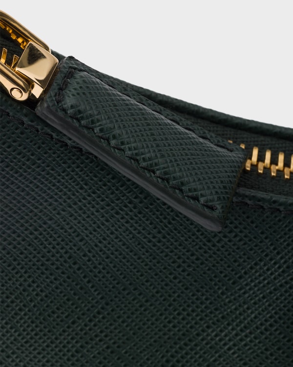 حقيبة Prada Re-Edition صغيرة من جلد "سافيانو" - أخضر زمردي حقيبة Prada Re-Edition صغيرة من جلد "سافيانو" - أخضر زمردي