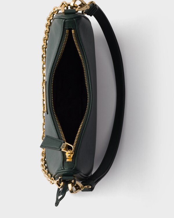 حقيبة Prada Re-Edition صغيرة من جلد "سافيانو" - أخضر زمردي حقيبة Prada Re-Edition صغيرة من جلد "سافيانو" - أخضر زمردي