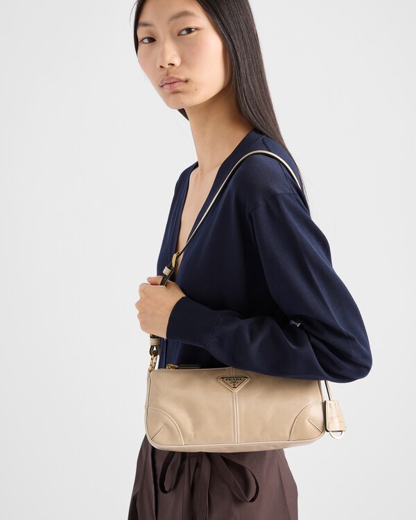 Prada Re-Edition 2002中号皮革单肩包  Prada Re-Edition 2002中号皮革单肩包