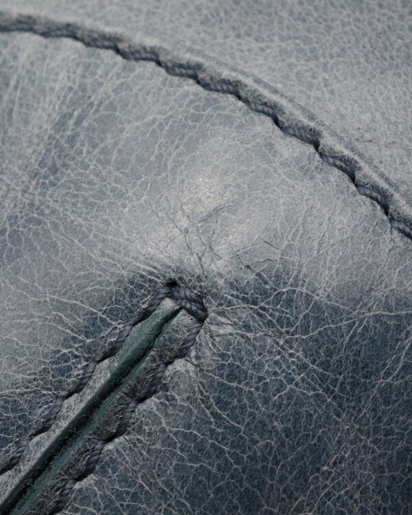 Sac porté épaule en cuir Prada Re-Edition 2002  Sac porté épaule en cuir Prada Re-Edition 2002