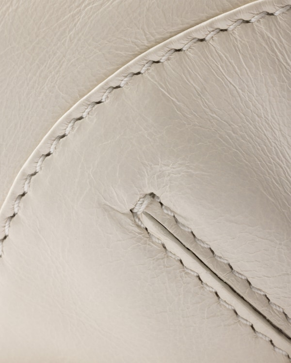 Sac porté épaule en cuir Prada Re-Edition 2002  Sac porté épaule en cuir Prada Re-Edition 2002