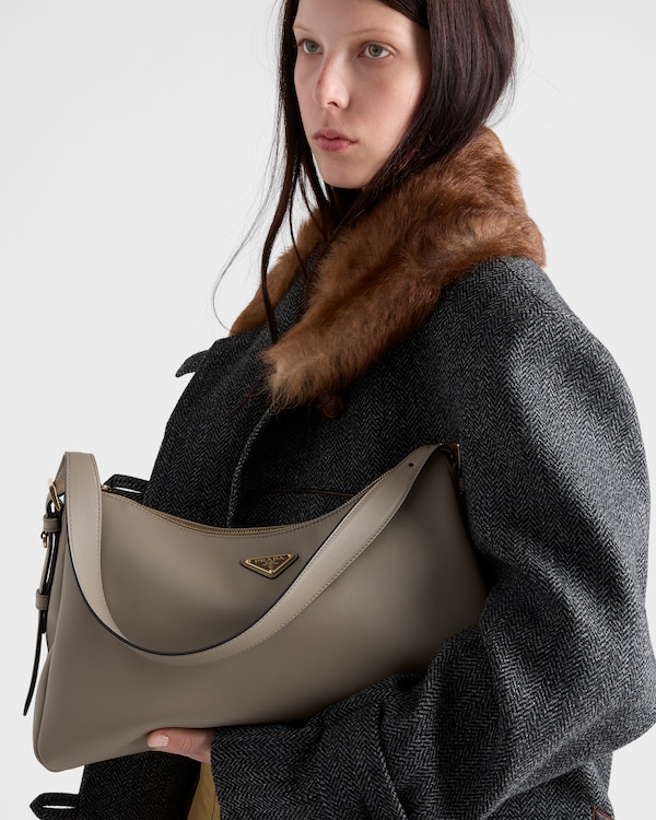 Prada Aimée Büyük Boy Deri Omuz Çantası Prada Aimée Büyük Boy Deri Omuz Çantası