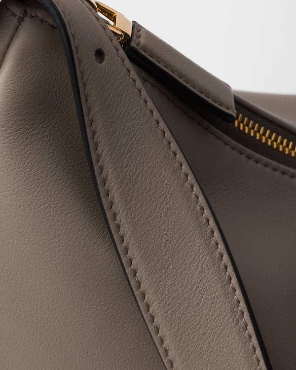 Prada Aimée Büyük Boy Deri Omuz Çantası Prada Aimée Büyük Boy Deri Omuz Çantası