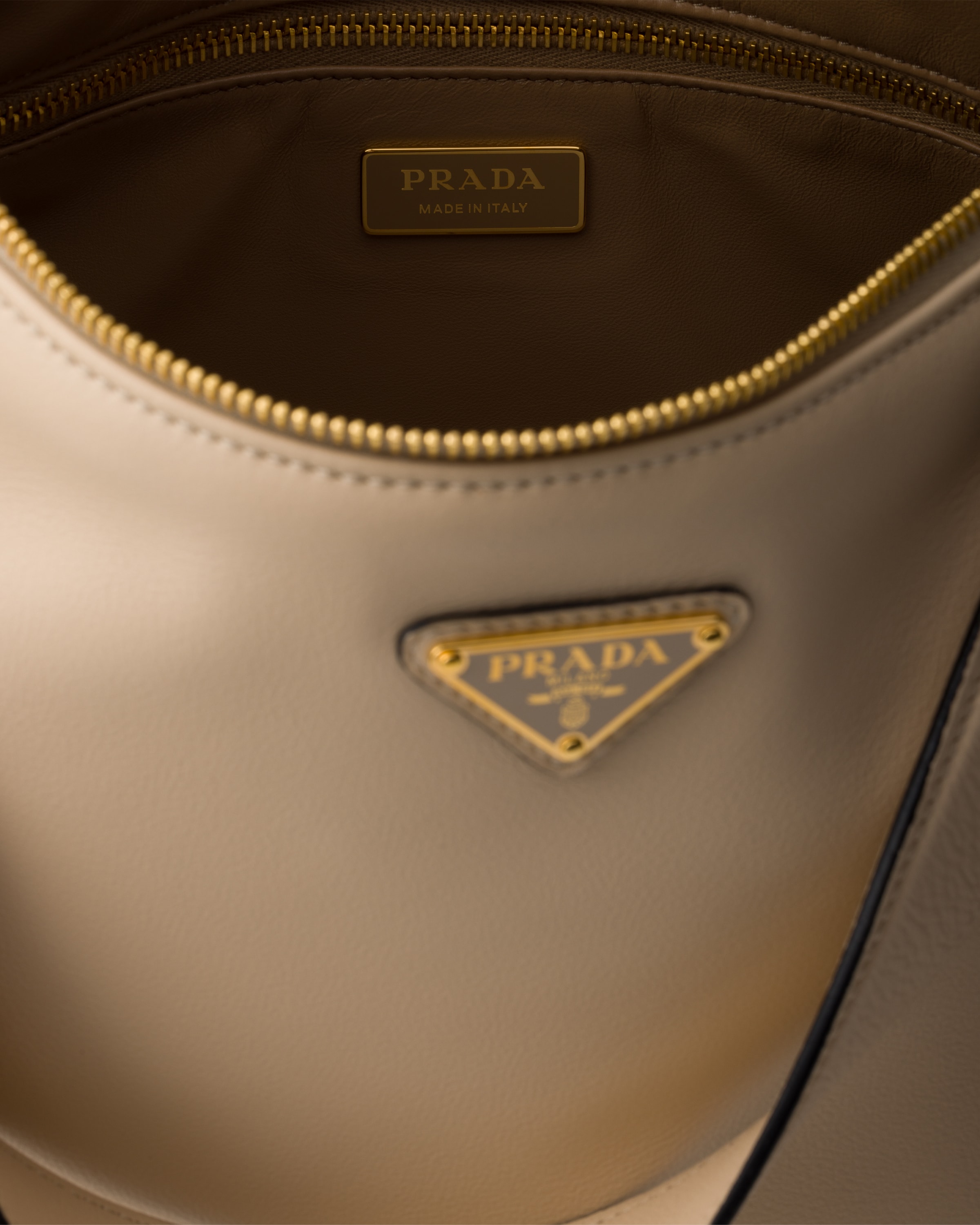 Prada Aimée Grosse Schultertasche Aus Leder In Travertin