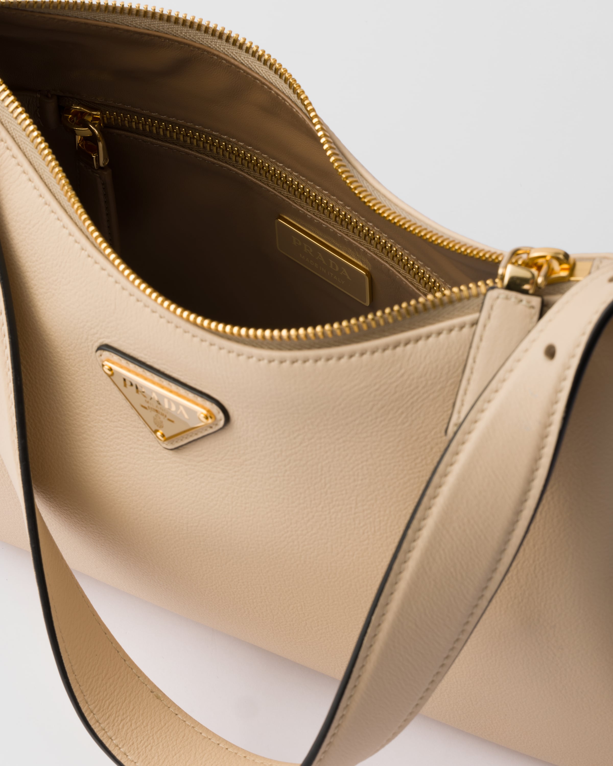 Prada Aimée Grosse Schultertasche Aus Leder In Travertine