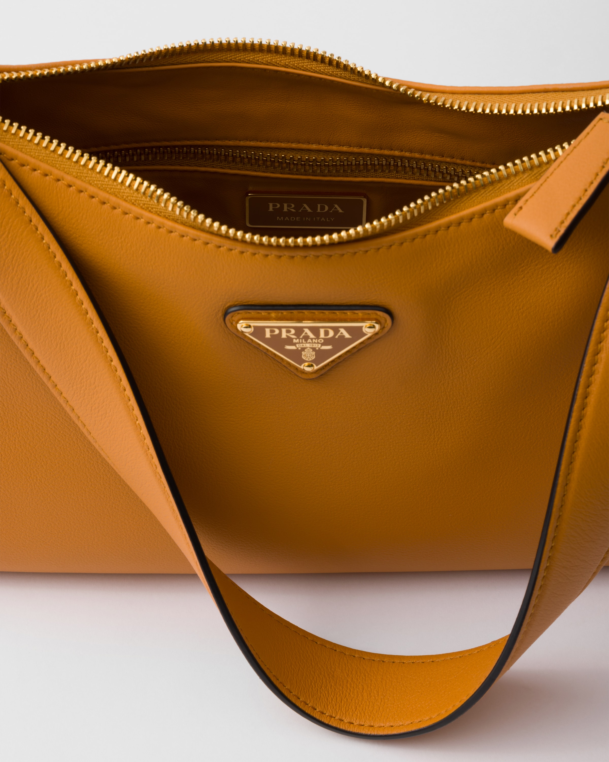 Prada Mittelgrosse Aimée Schultertasche Aus Leder In Amber
