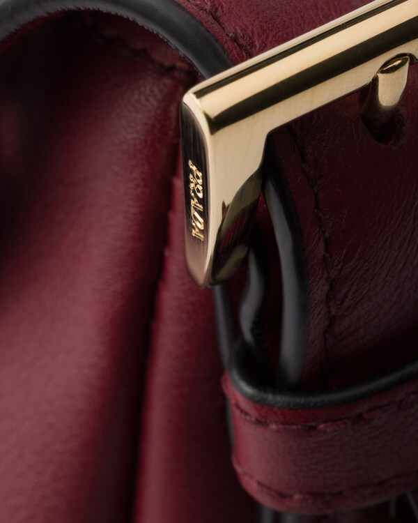 Bolso bandolera mediano Prada Aimée de piel - Carmesí Bolso bandolera mediano Prada Aimée de piel - Carmesí