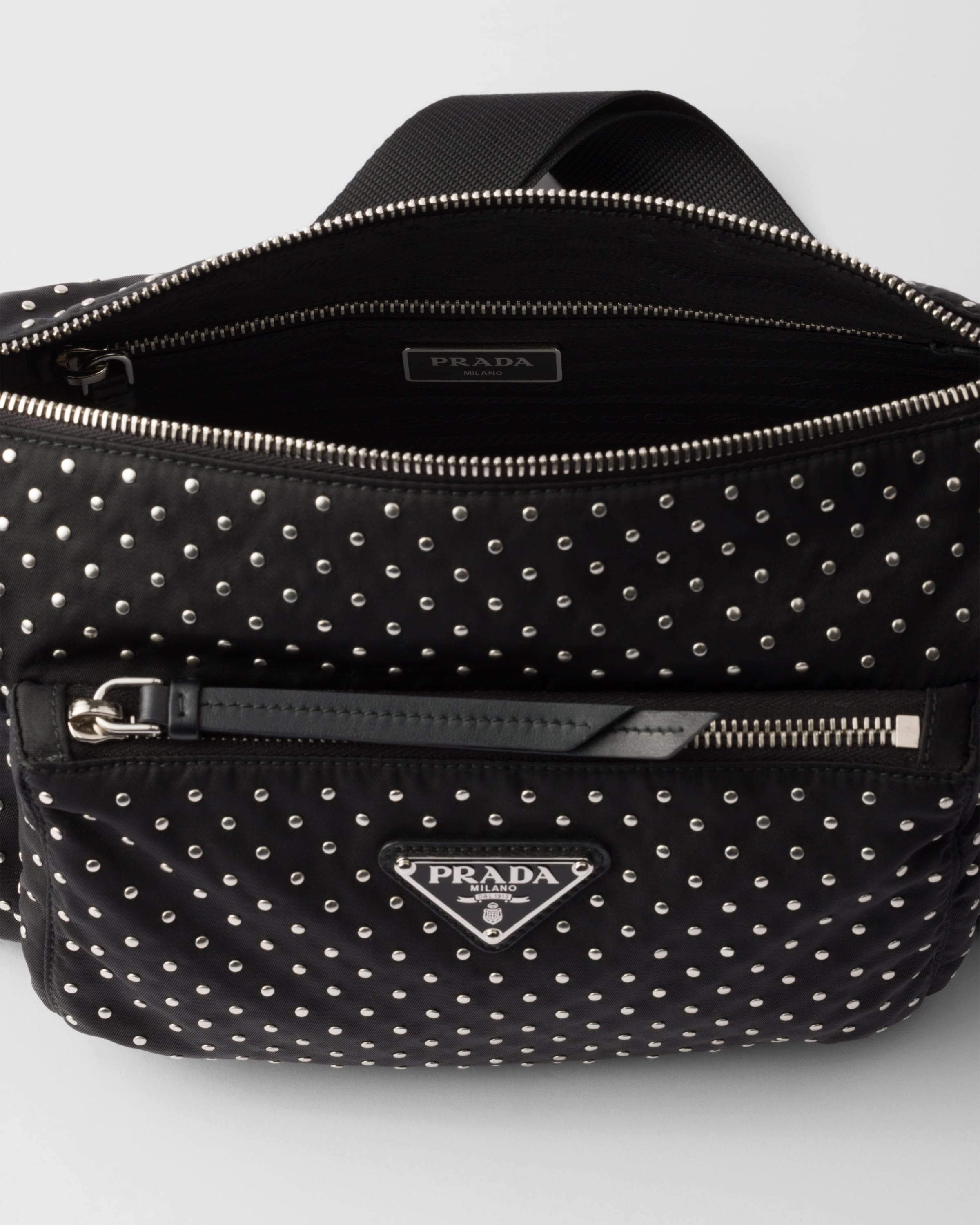 Tasche aus Re-Nylon mit Nieten